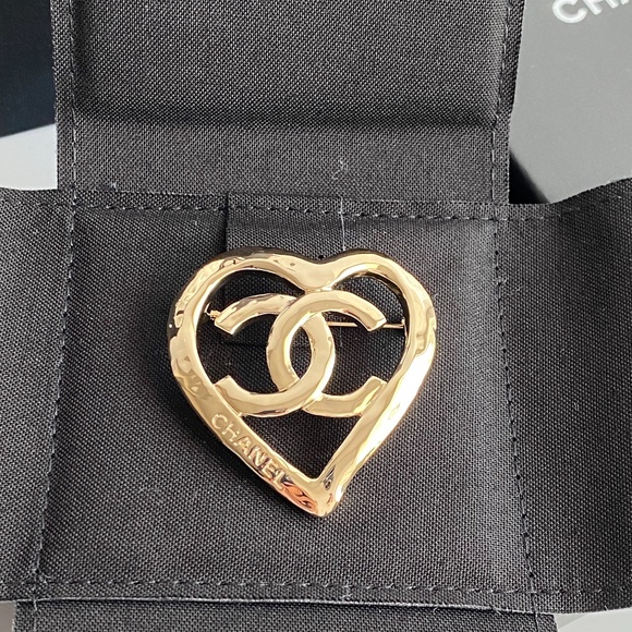 CHANEL 2022P GOLDEN TONE HEART METAL BROOCH WITH CC LOGO - Picture 12 of 16